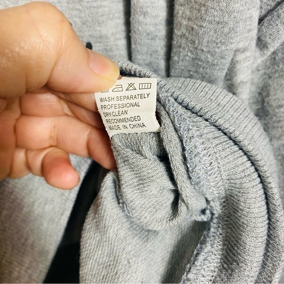 Schitts Creek "Free Hugs, Just Kidding Don't Touch Me" Sweatshirt Size: M - Picture 7 of 7